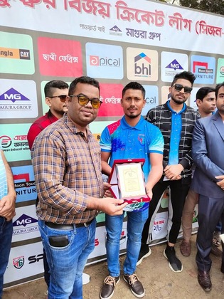 MAK Group BD presenting award at community cricket league sponsorship event